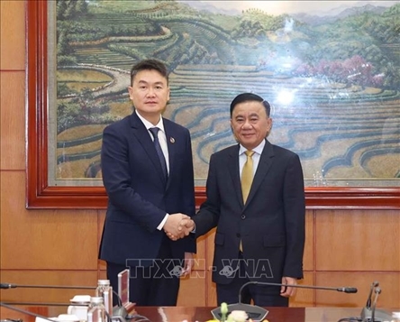 Standing member of CPV Secretariat receives Lao youth delegation